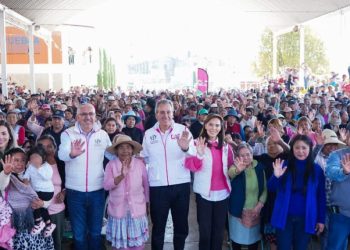 Entregan Pepe Chedraui y MariElise Budib cobertores en San Miguel Canoa