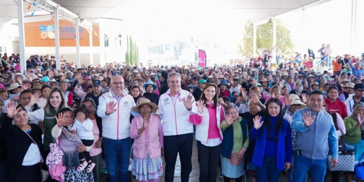 Entregan Pepe Chedraui y MariElise Budib cobertores en San Miguel Canoa