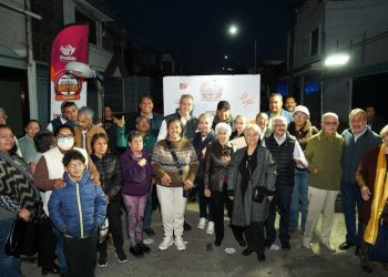 Enciende Pepe Chedraui luminarias modernizadas con LED en Villa Encantada con Puebla Brilla