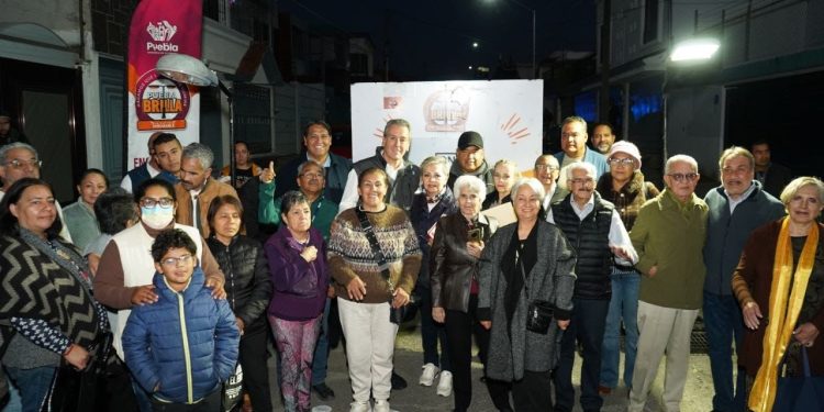 Enciende Pepe Chedraui luminarias modernizadas con LED en Villa Encantada con Puebla Brilla