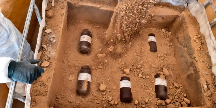 Semarnat y Profepa confinan 644 kg de mercurio líquido, tras ser asegurados en el Puerto de Manzanillo