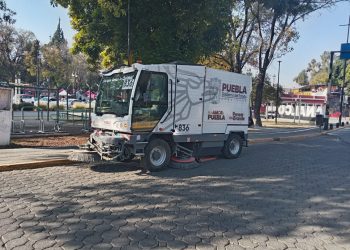 Fortalece Gobierno de Puebla barrido mecánico en el Centro Histórico