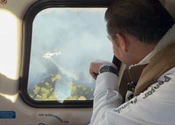 Alejandro Armenta sobrevuela incendio en Sierra Negra poblana; está controlado en 70 por ciento
