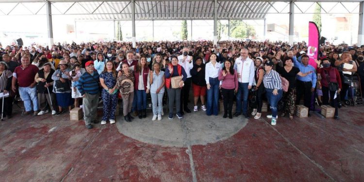 Entregan más de 7 mil despensas en Agua Santa