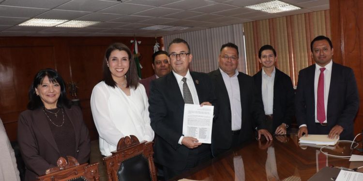 Héctor Landero formaliza su registro para contender por la presidencia de Canaco Puebla