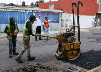 Supervisa Pepe Chedraui trabajos de bacheo en colonia Jardines de San Manuel
