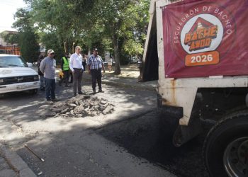 Supervisa Pepe Chedraui cuadrillas de bacheo en El Carmen