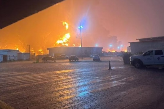 Incendio en refinería Olmeca deja víctimas y reaviva alertas ambientales en Tabasco