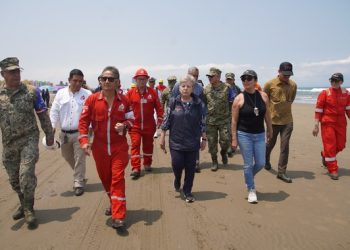 Secretaria Bárcena supervisa la limpieza de hidrocarburos en playas de Veracruz