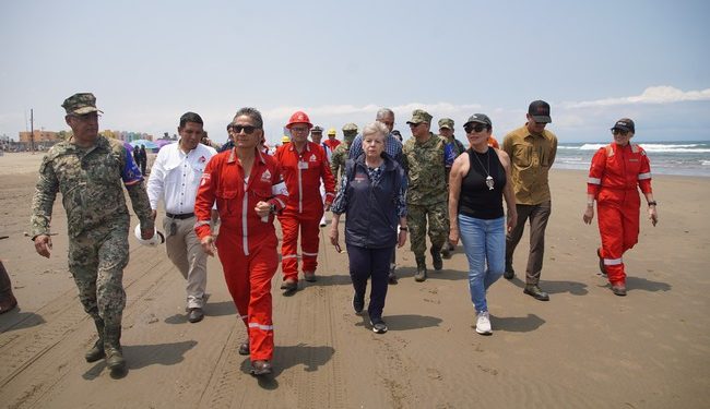 Secretaria Bárcena supervisa la limpieza de hidrocarburos en playas de Veracruz