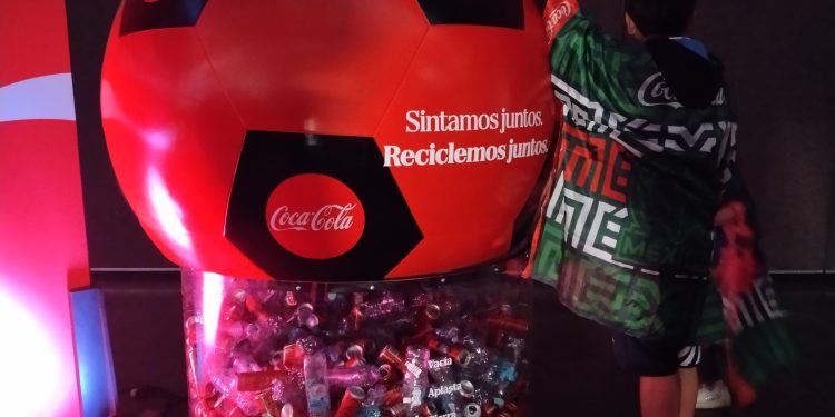 Recibe Gobierno de Pepe Chedraui donación de latas tras paso del FIFA World Cup Trophy Tour 2026 en Puebla