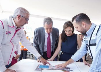 Pepe Chedraui y MariElise Budib colocan primera piedra de la piscina terapéutica del CMERI