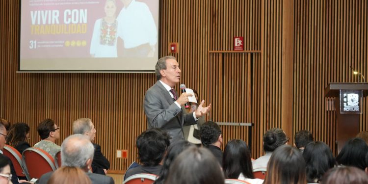 Alcalde de Puebla participa en coloquio internacional de la UNAM sobre gobernanza