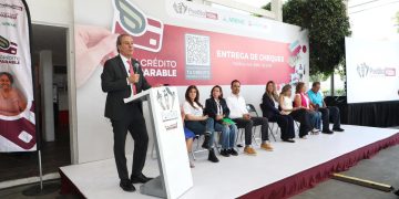 Entrega Alcalde créditos a emprendedoras y emprendedores para fortalecer la economía local