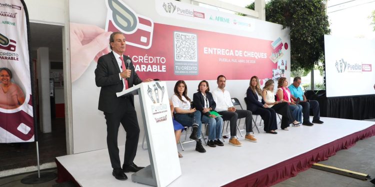 Entrega Alcalde créditos a emprendedoras y emprendedores para fortalecer la economía local