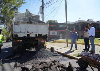 Pepe Chedraui refuerza acciones de bacheo en la colonia Belisario Domínguez