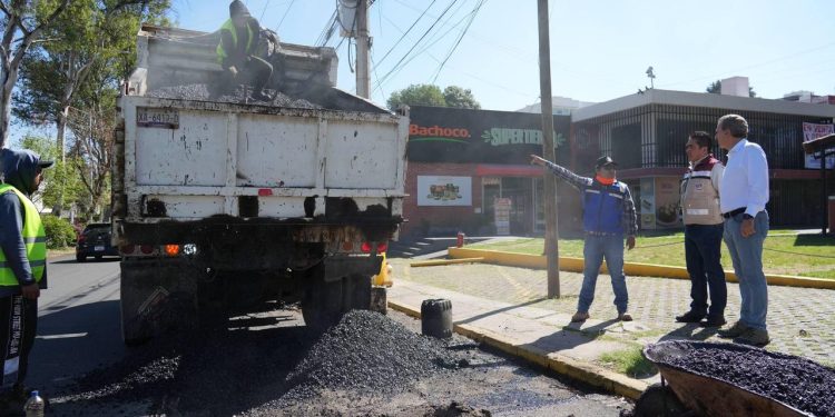 Pepe Chedraui refuerza acciones de bacheo en la colonia Belisario Domínguez