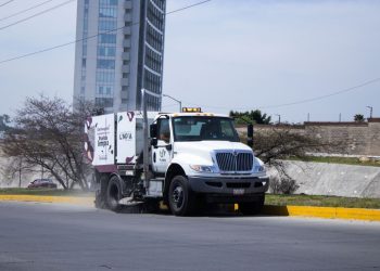 Barredoras refuerzan limpieza en vialidades: Ayuntamiento de Puebla