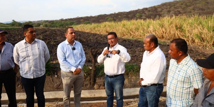 Impulsa Pável Gaspar diálogo con comunidades durante recorrido de obra hidráulica en Puctla