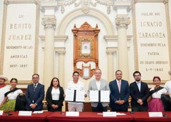 Firma Pepe Chedraui hermanamiento entre Puebla capital y Huatulco