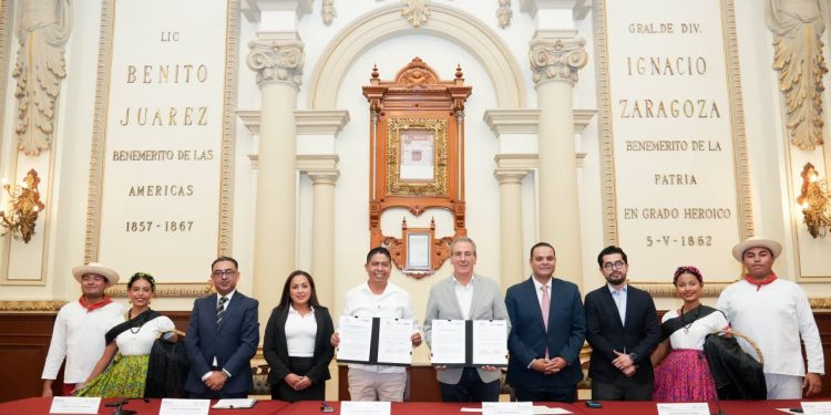 Firma Pepe Chedraui hermanamiento entre Puebla capital y Huatulco