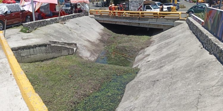 Promueve Ayuntamiento limpieza y disposición adecuada de residuos para prevenir inundaciones