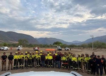 Gobierno del Estado continúa combate de incendio en la Mixteca
