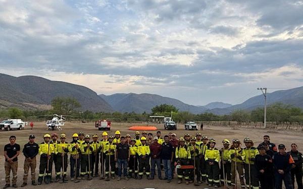 Gobierno del Estado continúa combate de incendio en la Mixteca