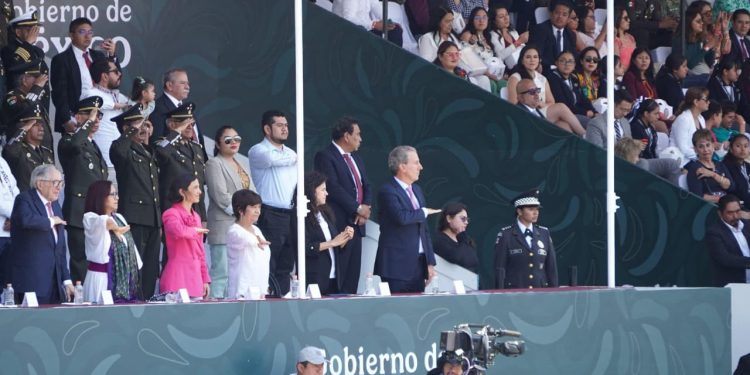 Asiste Pepe Chedraui al desfile cívico-militar por el 164 aniversario de la Batalla de Puebla