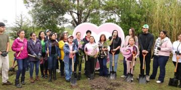 Siembran y donan 200 árboles en el Ecoparque Metropolitano
