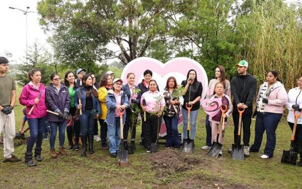 Siembran y donan 200 árboles en el Ecoparque Metropolitano