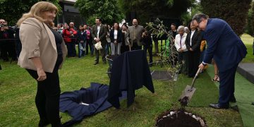 Siembran 475 árboles en las FES para celebrar los 475 años de la fundación de la Universidad de México