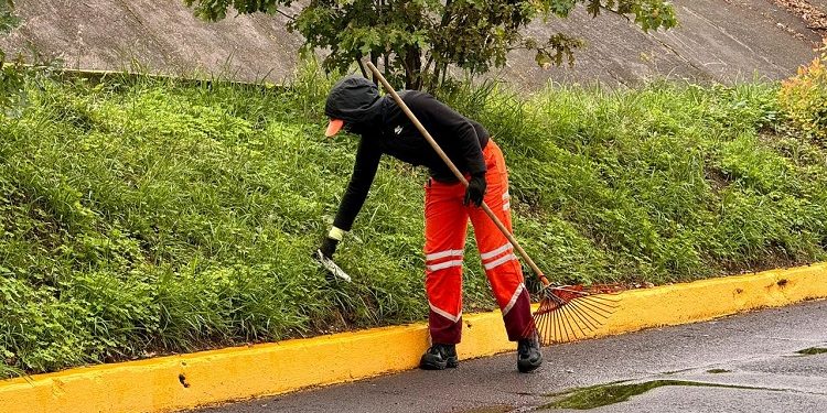 Gobierno Municipal mantiene limpios los alrededores del Estadio Cuauhtémoc tras evento deportivo
