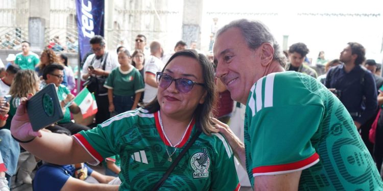 Convive Pepe Chedraui con poblanas y poblanos en la inauguración de la Copa del Mundo 2026