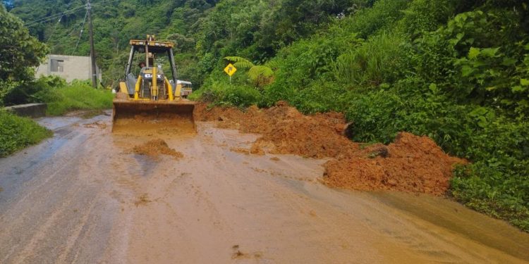 Con maquinaria y apoyo, Gobierno del Estado atiende de forma oportuna deslave en Eloxochitlán