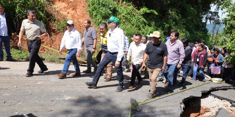 Gobierno Estatal despliega maquinaria y apoyos sociales para atender emergencia en la Sierra Negra
