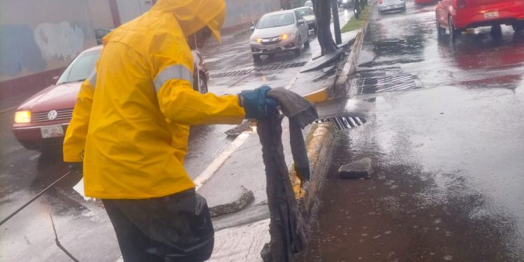 Ante las intensas lluvias, Agua de Puebla llama a No tirar basura en las calles para prevenir inundaciones