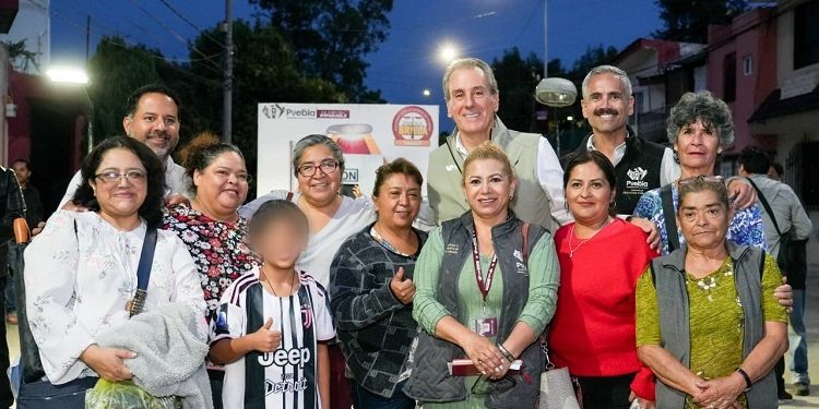 Lleva El Presidente Municipal alumbrado LED a la colonia 10 de Mayo con Puebla Brilla