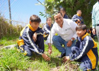 Gobierno de Texmelucan y Centro Escolar Ávila Camacho reforestan con 300 árboles
