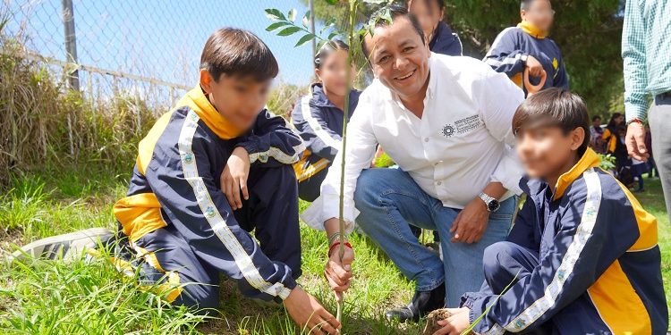 Gobierno de Texmelucan y Centro Escolar Ávila Camacho reforestan con 300 árboles