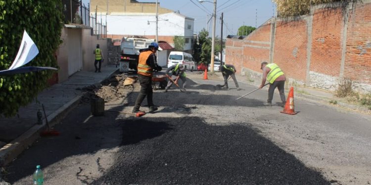 Mantiene Presidente Municipal supervisión en trabajos de bacheo en distintos puntos de la capital