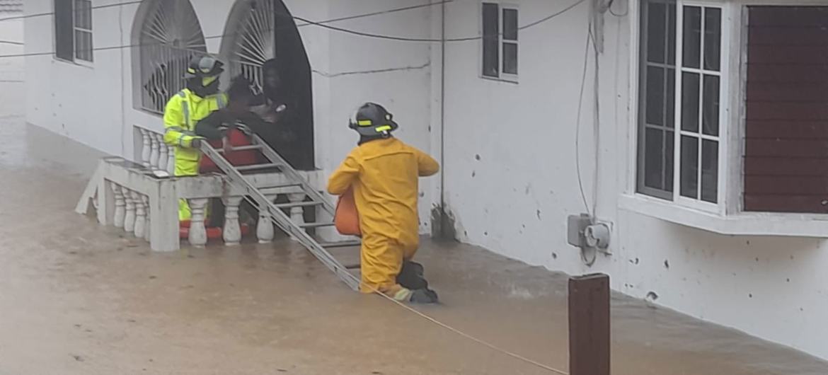 Los equipos de rescate en Jamaica ayudan a los residentes de las viviendas tras las inundaciones provocadas por el huracán Melissa.