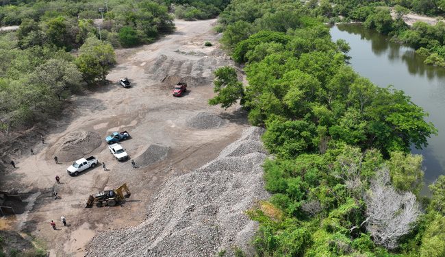 Asegura Profepa maquinaria utilizada para extracción ilegal de materiales pétreos en el Río Los Perros, Oaxaca