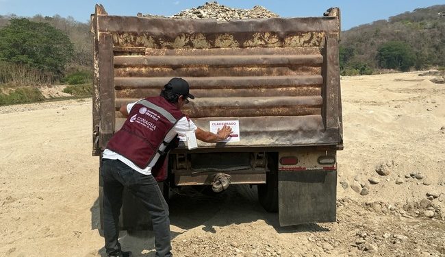 Conagua clausuró un banco ilegal de materiales pétreos en el río Colotepec, en Oaxaca