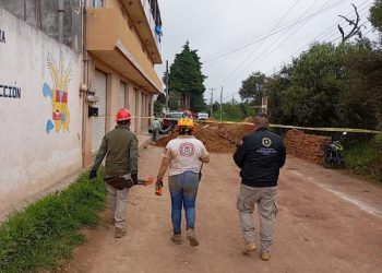 Protección Civil rescata a trabajadores tras derrumbe en Zacatlán