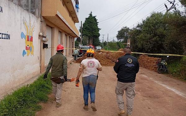 Protección Civil rescata a trabajadores tras derrumbe en Zacatlán