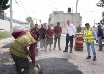 Verifica El Edil trabajos de bacheo en San Andrés Azumiatla
