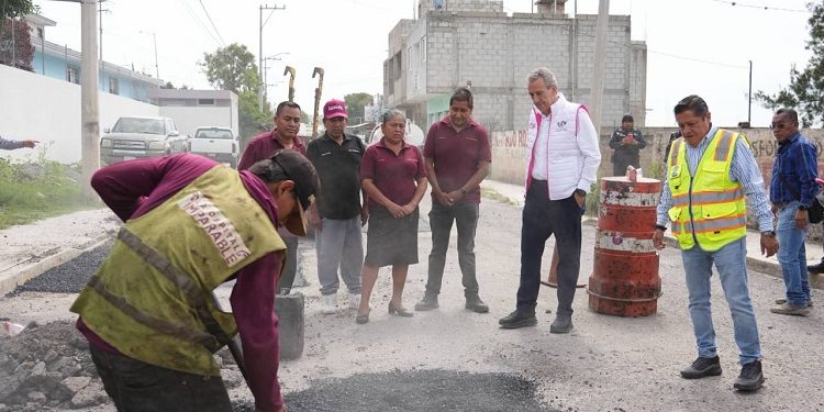Verifica El Edil trabajos de bacheo en San Andrés Azumiatla