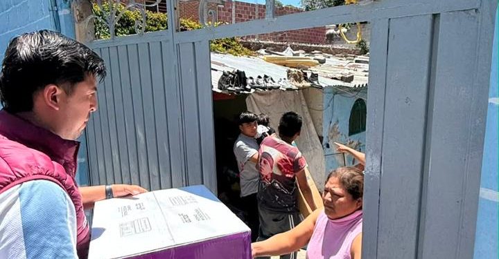 Continúa Gobierno de la Ciudad entrega de enseres a familias afectadas por la lluvia atípica