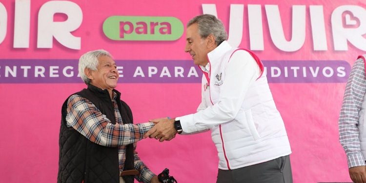 Presidente Municipal entrega 50 aparatos auditivos para mejorar la calidad de vida de personas con discapacidad auditiva